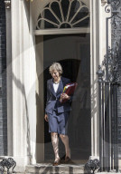 NEWS - London: Theresa May hält ihre erste Kabinett-Sitzung