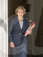 NEWS - London: Theresa May hält ihre erste Kabinett-Sitzung