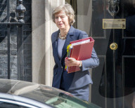 NEWS - London: Theresa May hält ihre erste Kabinett-Sitzung