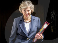 NEWS - London: Theresa May hält ihre erste Kabinett-Sitzung