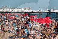 NEWS - Grossbritannien: Sommerhitze am Brighton Beach