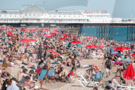 NEWS - Grossbritannien: Sommerhitze am Brighton Beach
