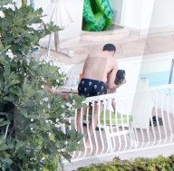 EXKLUSIV - Anastacia und Gianfranco Russo relaxen am Pool in Amalfi