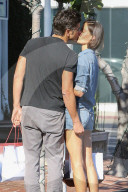 PEOPLE - John Stamos kneift Freundin Caitlin McHugh in den Po