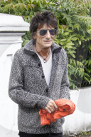 PEOPLE - Hat babyfrei: Ronnie Wood vor seinem Haus in London