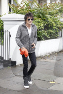 PEOPLE - Hat babyfrei: Ronnie Wood vor seinem Haus in London