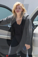 PEOPLE - Chloe Grace Moretz kuckt etwas undefiniert