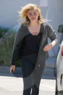 PEOPLE - Chloe Grace Moretz kuckt etwas undefiniert