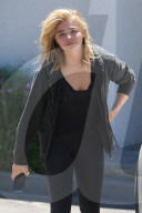 PEOPLE - Chloe Grace Moretz kuckt etwas undefiniert