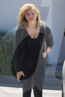PEOPLE - Chloe Grace Moretz kuckt etwas undefiniert