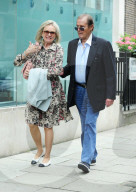 PEOPLE - Roger Moore und Gatin Kristina machen einen Besuch im Krankenhaus