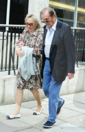 PEOPLE - Roger Moore und Gatin Kristina machen einen Besuch im Krankenhaus