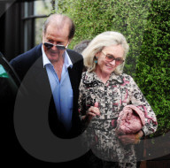 PEOPLE - Roger Moore und Gatin Kristina machen einen Besuch im Krankenhaus