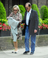 PEOPLE - Roger Moore und Gatin Kristina machen einen Besuch im Krankenhaus
