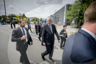 PEOPLE - Amoklauf München: Horst Seehofer legt einen Kranz am Tatort nieder