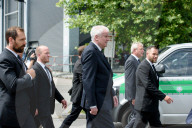 PEOPLE - Amoklauf München: Horst Seehofer legt einen Kranz am Tatort nieder