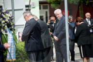 PEOPLE - Amoklauf München: Horst Seehofer legt einen Kranz am Tatort nieder