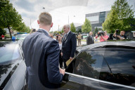 PEOPLE - Amoklauf München: Horst Seehofer legt einen Kranz am Tatort nieder