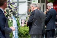 PEOPLE - Amoklauf München: Horst Seehofer legt einen Kranz am Tatort nieder