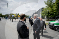 PEOPLE - Amoklauf München: Horst Seehofer legt einen Kranz am Tatort nieder