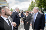 PEOPLE - Amoklauf München: Horst Seehofer legt einen Kranz am Tatort nieder