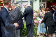 PEOPLE - Amoklauf München: Horst Seehofer legt einen Kranz am Tatort nieder