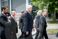 PEOPLE - Amoklauf München: Horst Seehofer legt einen Kranz am Tatort nieder