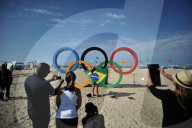 NEWS - Olympische Ringe stehen bereits an der Copacabana