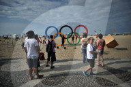 NEWS - Olympische Ringe stehen bereits an der Copacabana