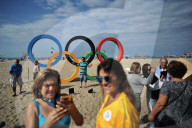 NEWS - Olympische Ringe stehen bereits an der Copacabana