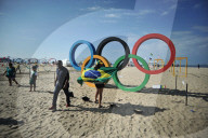 NEWS - Olympische Ringe stehen bereits an der Copacabana