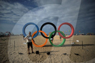 NEWS - Olympische Ringe stehen bereits an der Copacabana