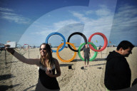 NEWS - Olympische Ringe stehen bereits an der Copacabana