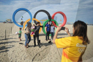 NEWS - Olympische Ringe stehen bereits an der Copacabana