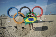 NEWS - Olympische Ringe stehen bereits an der Copacabana