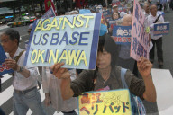 NEWS - Sitzstreik gegen US Army: Okinawa protestiert gegen Stützpunktbau