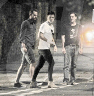 EXKLUSIV - Harry Styles im Ausgang mit Freunden