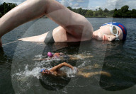 FEATURE - Riesige Schwimmskulptur im Londoner Hyde Park