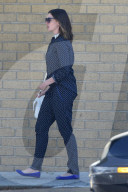 PEOPLE - Schlanke Anne Hathaway mit Baby und Ehemann unterwegs