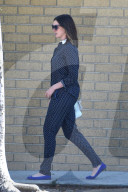 PEOPLE - Schlanke Anne Hathaway mit Baby und Ehemann unterwegs