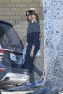 PEOPLE - Schlanke Anne Hathaway mit Baby und Ehemann unterwegs