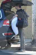 PEOPLE - Schlanke Anne Hathaway mit Baby und Ehemann unterwegs