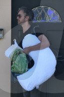 PEOPLE - Schlanke Anne Hathaway mit Baby und Ehemann unterwegs