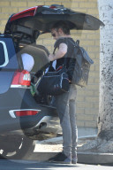 PEOPLE - Schlanke Anne Hathaway mit Baby und Ehemann unterwegs