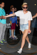 PEOPLE - Lady Gaga in knappen Shorts unterwegs