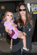 PEOPLE - Tamara Ecclestone kleine Tochter trägt das Pijama auch auf dem Flughafen