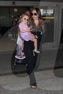 PEOPLE - Tamara Ecclestone kleine Tochter trägt das Pijama auch auf dem Flughafen