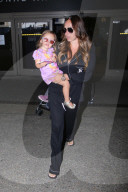 PEOPLE - Tamara Ecclestone kleine Tochter trägt das Pijama auch auf dem Flughafen