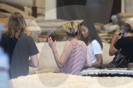 PEOPLE - Sharon Stone geht mit Zoe Saldana zum Teppichhändler
