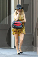 PEOPLE - Nicky Hilton im Leopardenkleid unterwegs